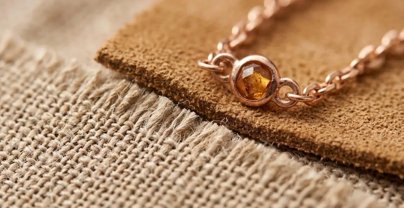 Composición conceptual mostrando armonía de colores análogos con joyas y tejidos en tonos tierra