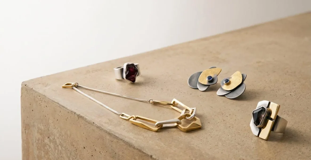 Conjunto de piezas de joyería contemporánea de diseñador español mostrando formas arquitectónicas y materiales innovadores