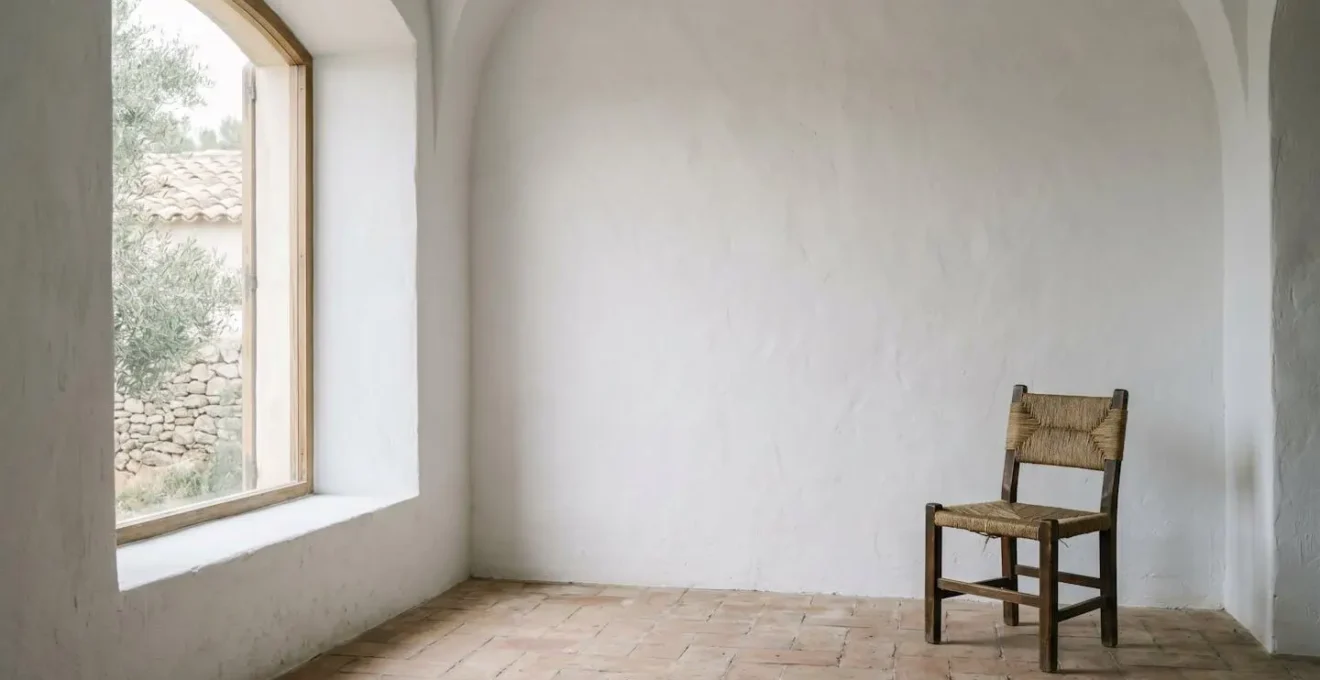 Ambiente minimalista evocando la permanencia del diseño clásico español