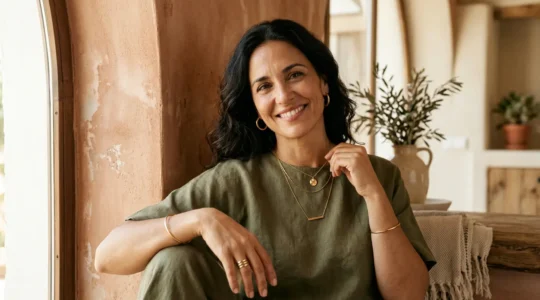 Mujer de 40 años con estilo personal auténtico en contexto español