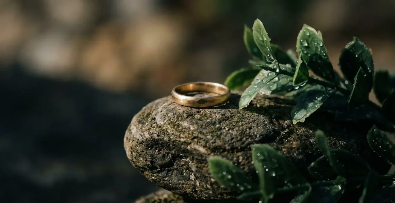 Composición conceptual sobre autenticidad y falsas promesas en joyería sostenible