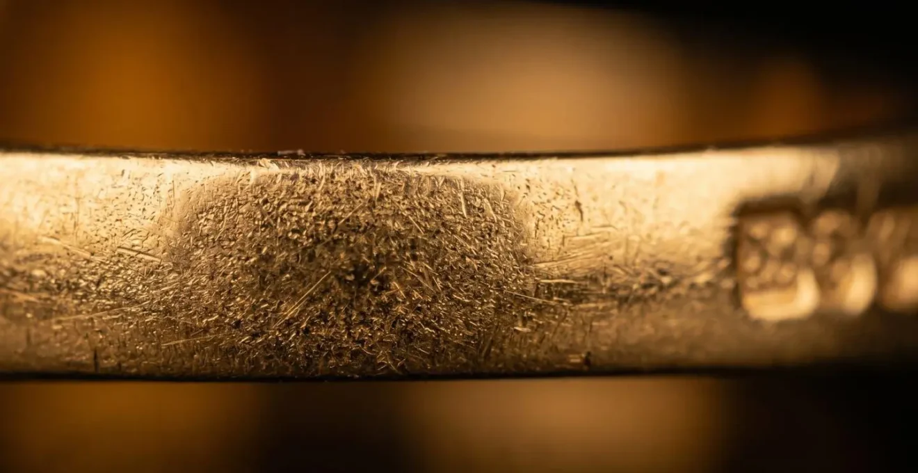 Detalle macro de punzón de contraste 750 en pieza de oro amarillo español