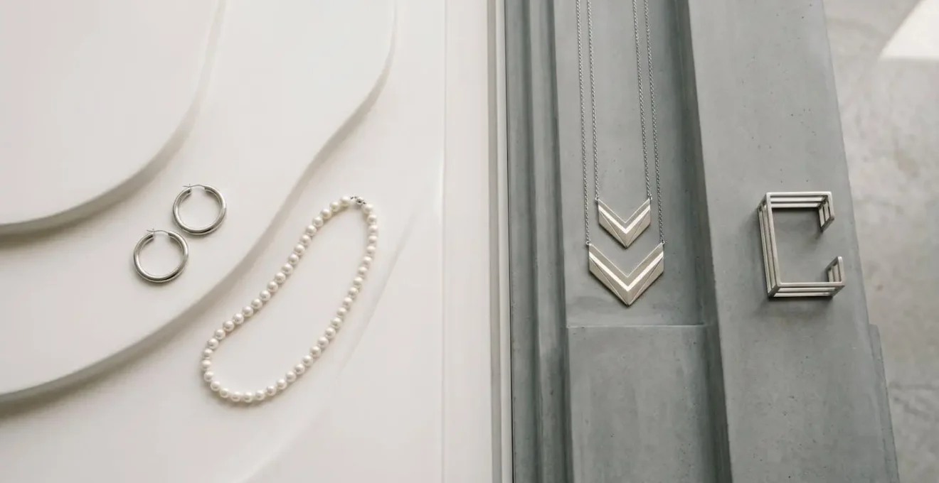 Composición minimalista comparando joyas de formas circulares y angulares para ilustrar la psicología de la forma.