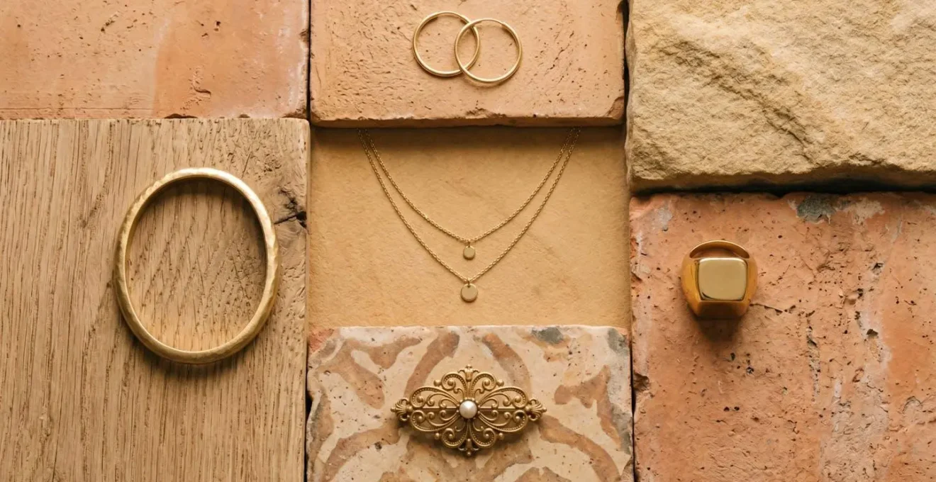 Composición de cinco joyas esenciales sobre superficie natural española