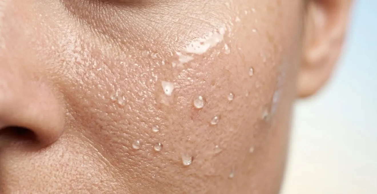 Capas de hidratación en piel con textura de agua y ceramidas